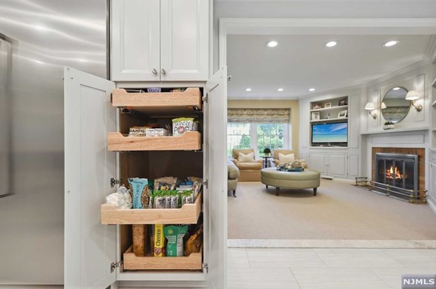 28 Greenview Way, Montclair NJ 07043-2531 exterior