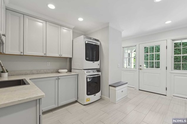 28 Greenview Way, Montclair NJ 07043-2531 exterior