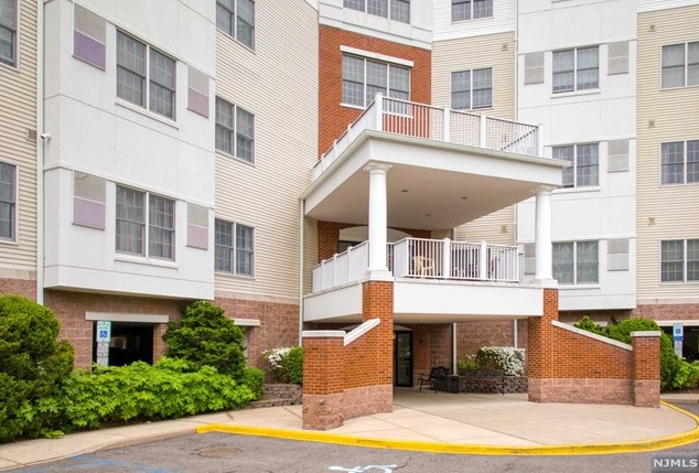 189 Forest Ave #215, Paramus, NJ 07652