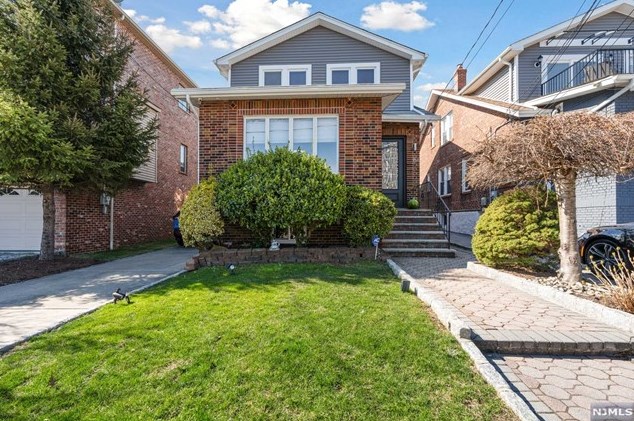 34 Lawton Ave, Cliffside Park, NJ 07010-3023