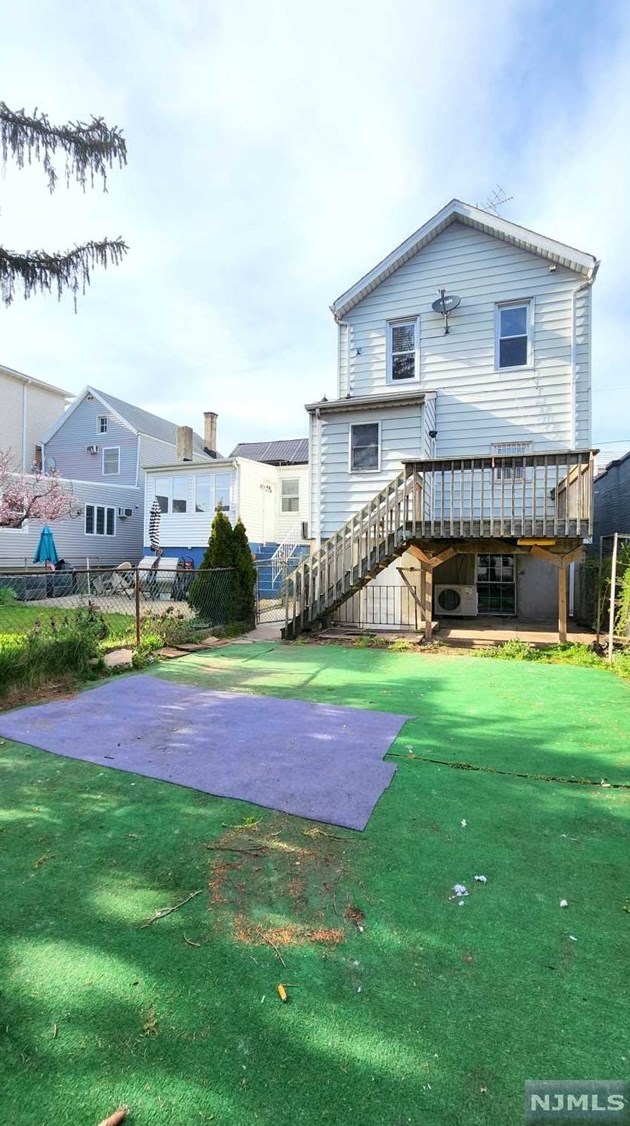 29 1st St, East Newark, NJ 07029-0017