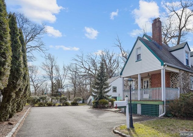 52 Mcclellan Ave, Livingston, NJ 07039-1306