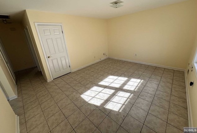 5 Charles St, Lodi, NJ 07644