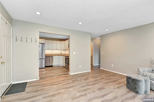 1166 Sycamore Ln, Mahwah, NJ 07430