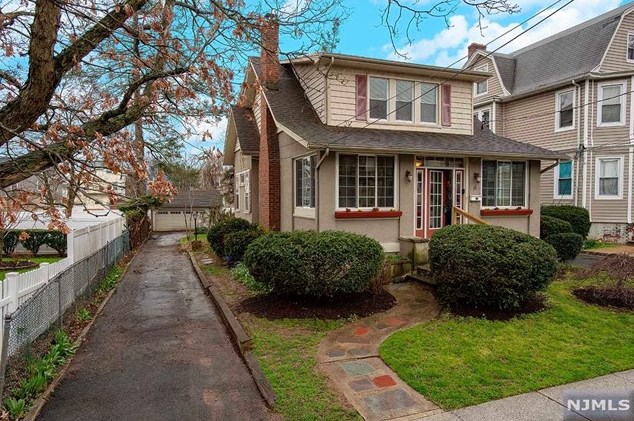 16 Swaine Pl, Town Center, NJ 07052