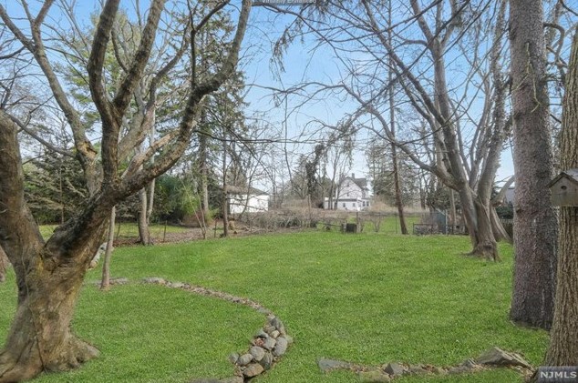 32 Summit St, Park Ridge, NJ 07656-1165