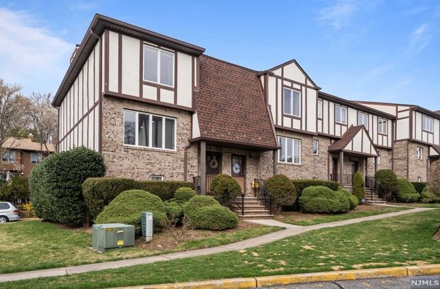 63 Canterbury Ln, N Milford, NJ 07646-3262