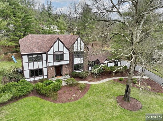 51 Burnwood Ln, Upper Saddle River, NJ 07458-1624