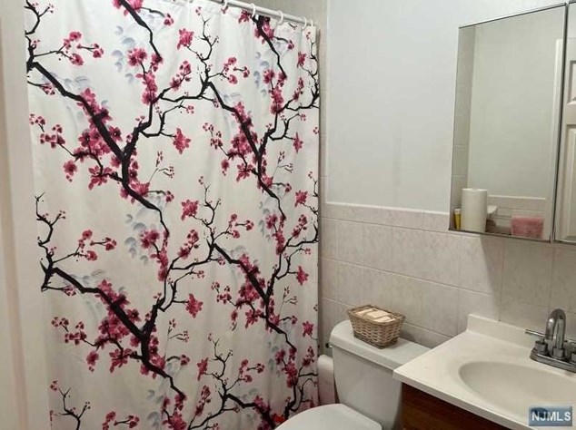 76 Phillips Ave, South Hackensack NJ  07606-1520 exterior