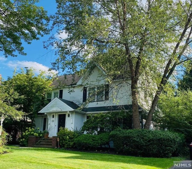 344 Vandelinda Ave, Teaneck, NJ 07666