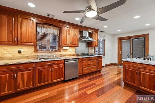 229 Roosevelt Ave, Hasbrouck Heights, NJ 07604-1611
