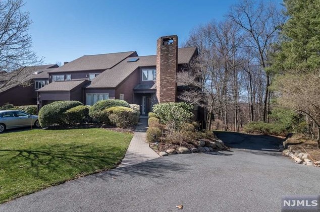 63 Indian Field Ct, Mahwah, NJ 07430-2243