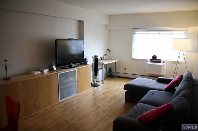 333 Grand Ave #4d, Palisades Park, NJ