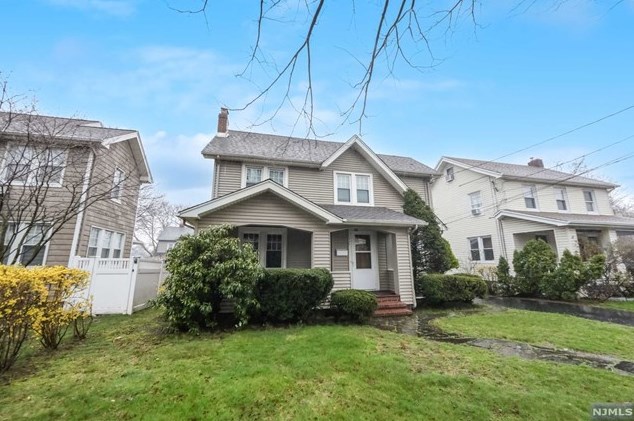 245 Grayson Pl, Teaneck, NJ 07666-3435