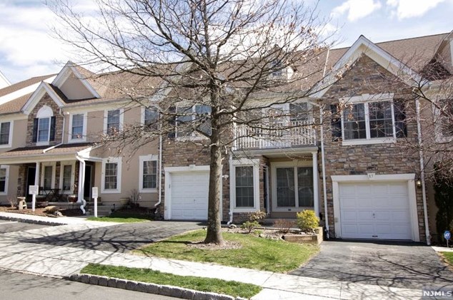 15 Birchwood Ln, Paterson, NJ 07508