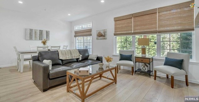 32 Pineview Dr, Waldwick NJ  07463-1119 exterior