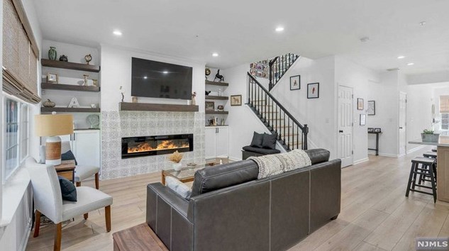 32 Pineview Dr, Waldwick NJ  07463-1119 exterior