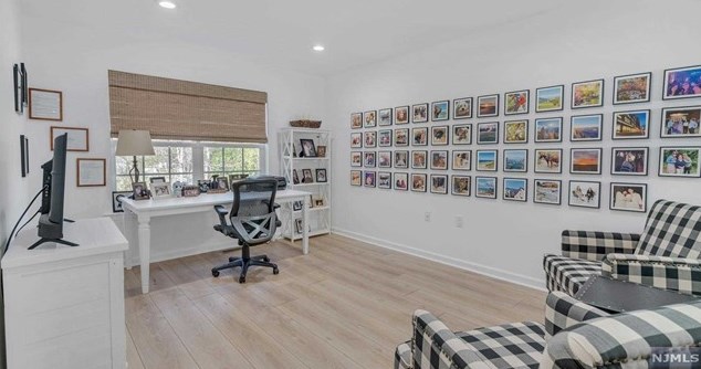 32 Pineview Dr, Waldwick NJ  07463-1119 exterior