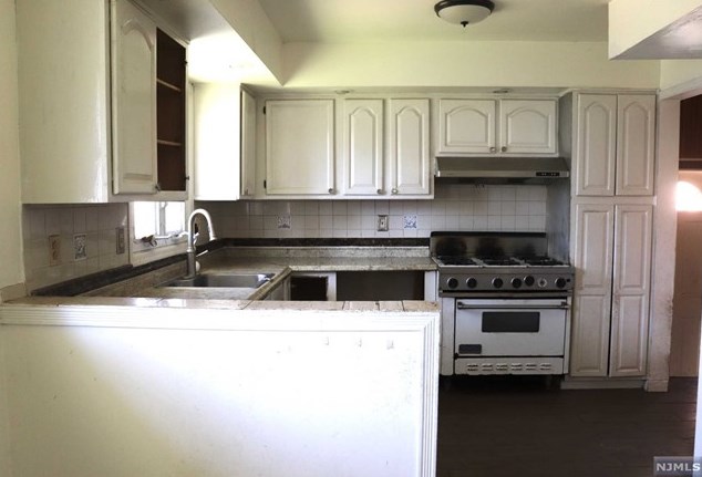 326 Gifford Pl, Teaneck NJ  07666-4002 exterior