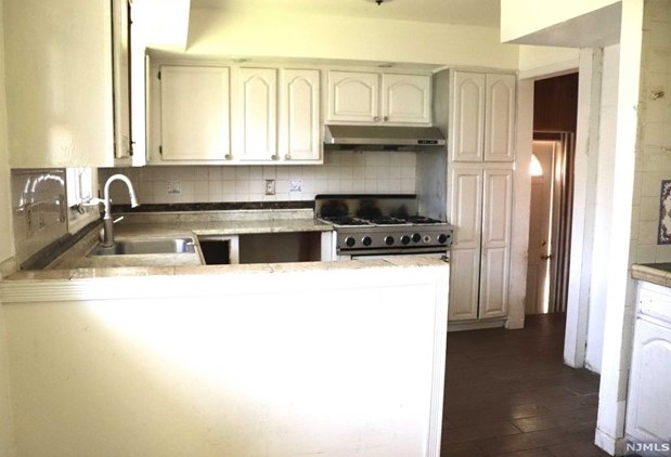 326 Gifford Pl, Teaneck NJ  07666-4002 exterior