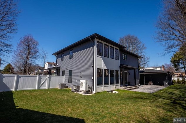 83 Hickory Ave, Bergenfield, NJ 07621