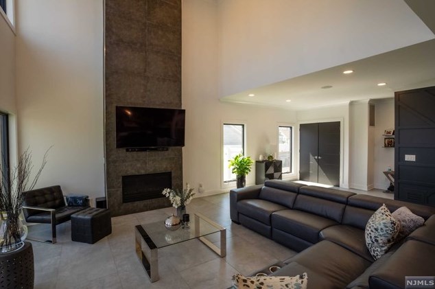 83 Hickory Ave, Bergenfield NJ  07621-1814 exterior