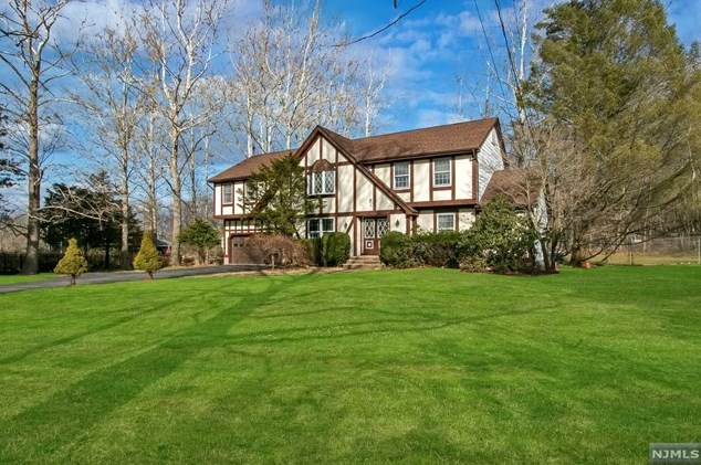 619 Osio Ln, Franklin Lakes, NJ 07417