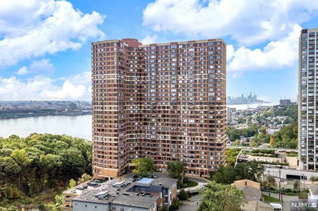 100 Old Palisade Rd, West Fort Lee NJ  07024-7064 exterior