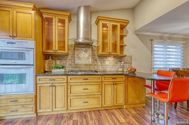 220 Washington Ave, Elmwood Park, NJ 07407-2828