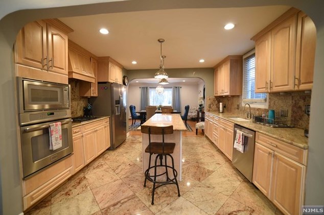 15 Blish Pl, Dumont NJ  07628-3103 exterior