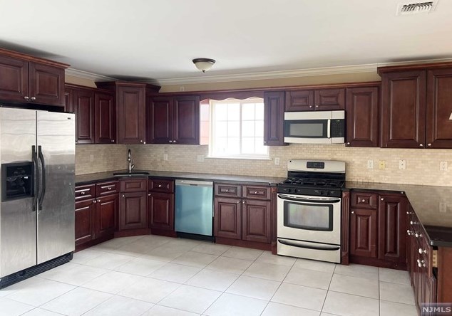 284 James St, Hackensack, NJ 07601-2739