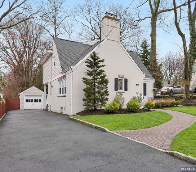 16 Northwood Ave, Demarest, NJ 07627-1628