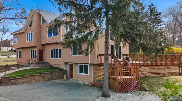 17 Hickory Dr, Oakland, NJ 07436