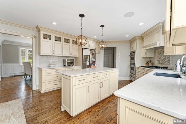59 Tam O Shanter Dr, Mahwah, NJ 07430-1526