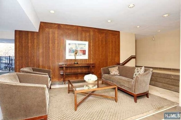 4 Horizon Rd, West Fort Lee NJ  07024-6701 exterior