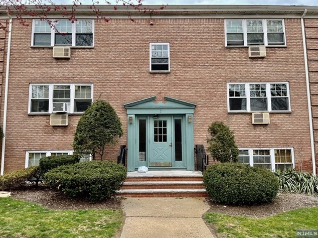 138 Clinton Pl #7f, Hackensack, NJ 07601