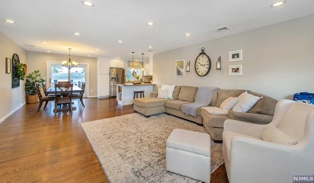 8 Wendt Ln, Wayne, NJ 07470