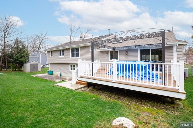 3 Robin Ln, Oakland, NJ 07436