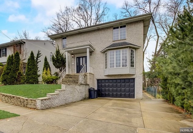 50 Roosevelt Ave, Hasbrouck Heights, NJ 07604-1010