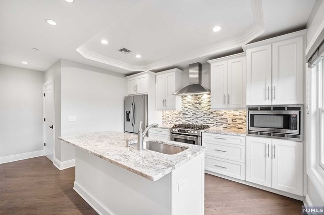 29 Marquis Ct, Edgewater NJ  07020-2900 exterior