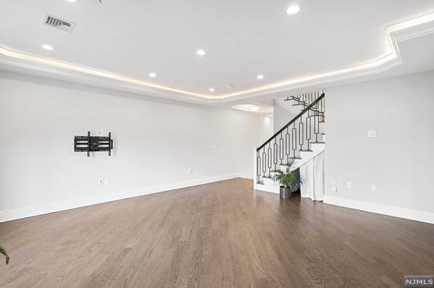 29 Marquis Ct, Edgewater NJ  07020-2900 exterior