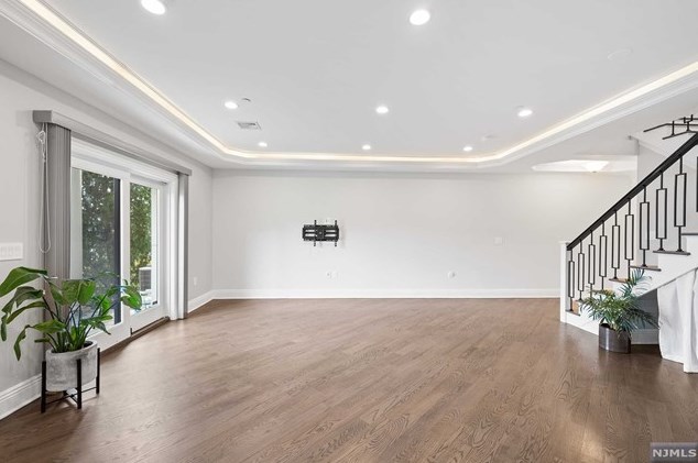 29 Marquis Ct, Edgewater NJ  07020-2900 exterior