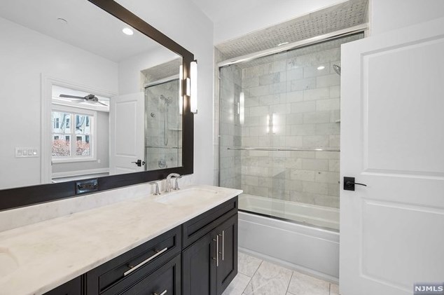 29 Marquis Ct, Edgewater NJ  07020-2900 exterior