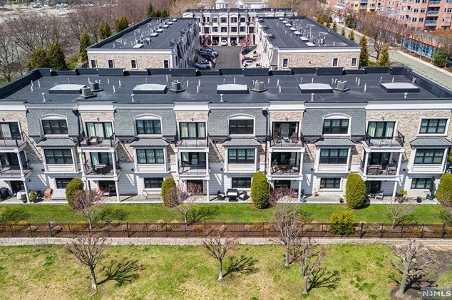 29 Marquis Ct, Edgewater NJ  07020-2900 exterior