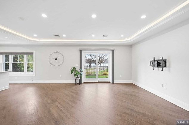 29 Marquis Ct, Edgewater NJ  07020-2900 exterior