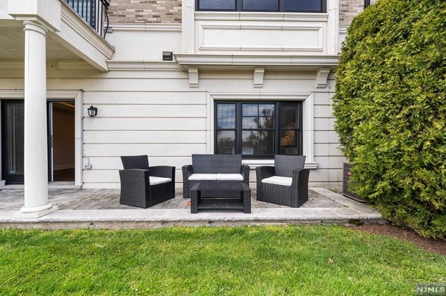 29 Marquis Ct, Edgewater NJ  07020-2900 exterior