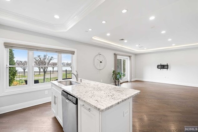 29 Marquis Ct, Edgewater NJ  07020-2900 exterior