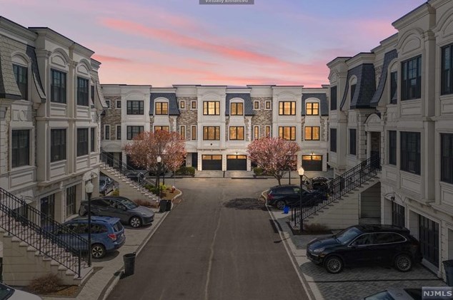 29 Marquis Ct, Edgewater NJ  07020-2900 exterior