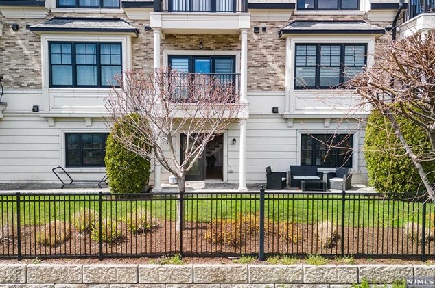 29 Marquis Ct, Edgewater NJ  07020-2900 exterior