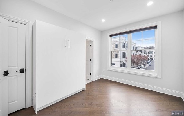 29 Marquis Ct, Edgewater NJ  07020-2900 exterior